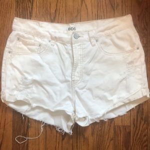 UO BDG TOMGIRL off white distressed shorts size 29